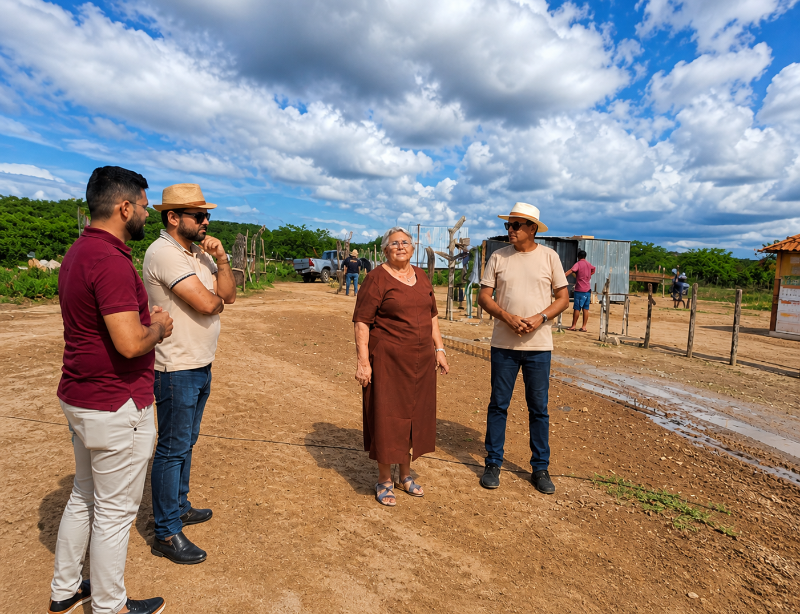 Prefeita de Emas inspeciona obras de constru��o de 25 casas populares